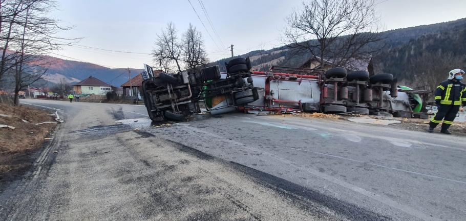 Pericol de explozie în Neamț, după ce o cisternă s-a răsturnat. Localnicii au fost evacuați de urgență