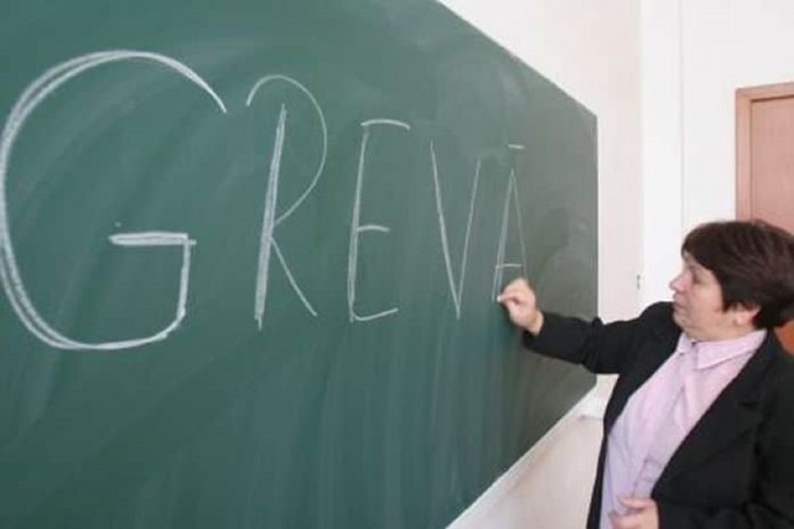Profesorii din Romania intra miercuri in greva