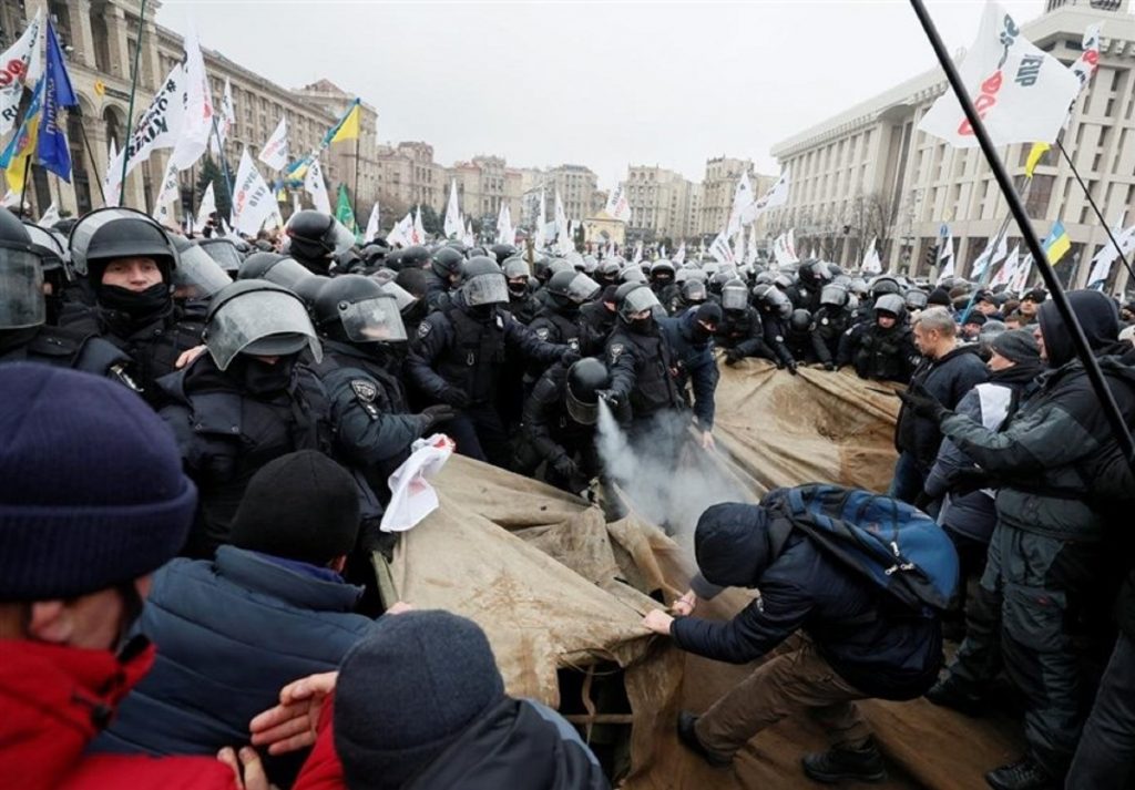 Proteste violente în Ucraina. Protestatarii au încercat să intre în clădirea Parlamentului