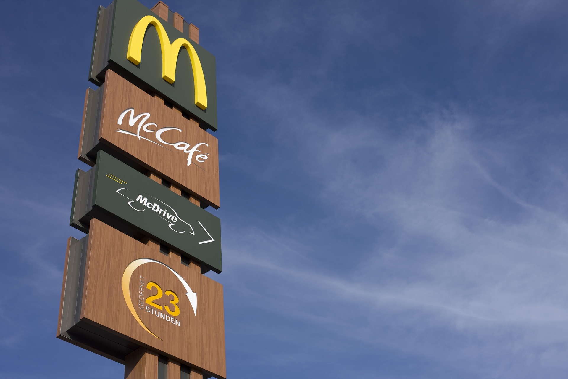 Regulile ciudate de la McDonalds. Ce nu au voie sa primeasca angajatii