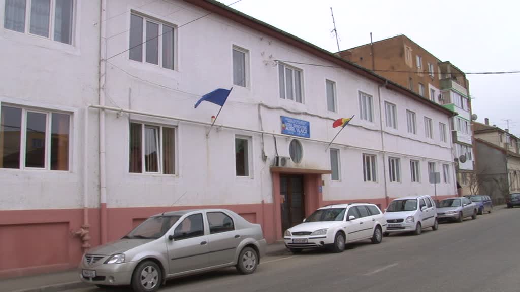 Scandal într-o școală din Lugoj, după ce un elev a fost bătut. Directoarea instituției vrea să știe de unde a aflat presa despre incident