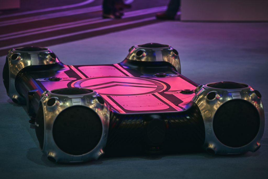 Citroen a prezentat la CES 2022 un concept autonom open-source. Vechicul poate transporta capsule fabricate de alți producători