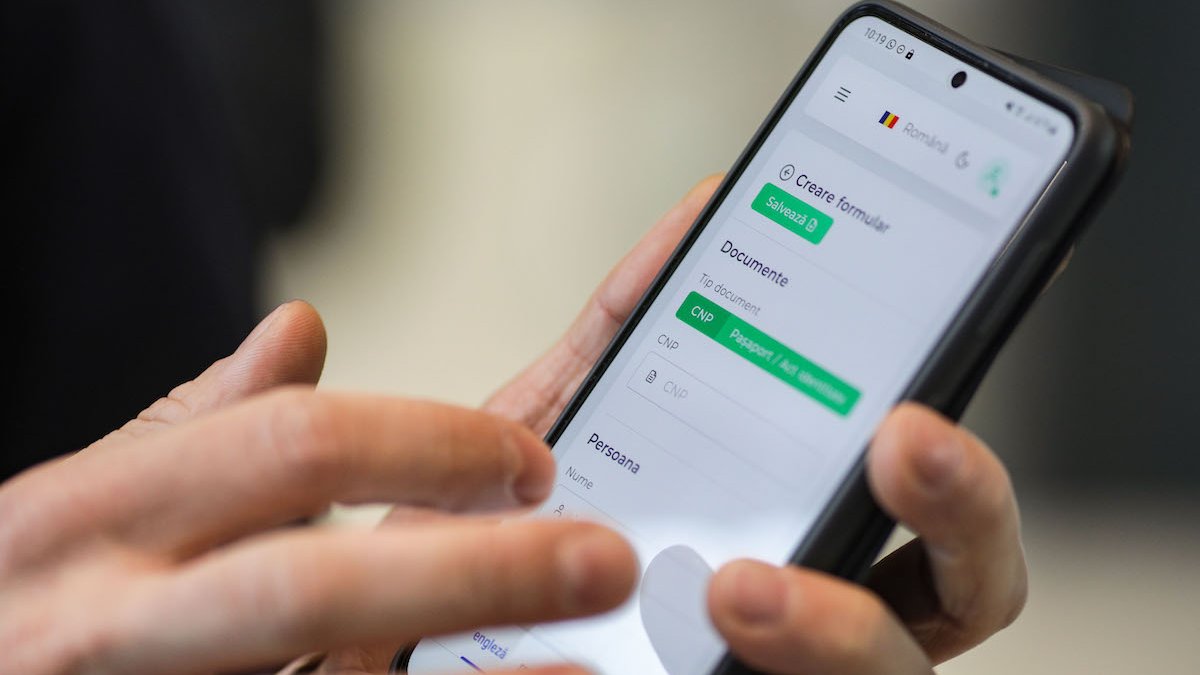 Sute de persoane, amendate din cauza formularului digital