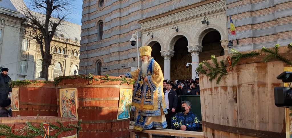 Creștinii ortodocși din întreaga țară sărbătoresc mâine Boboteaza. În ajun oamenii participă la slujba de sfințire a apei. VIDEO