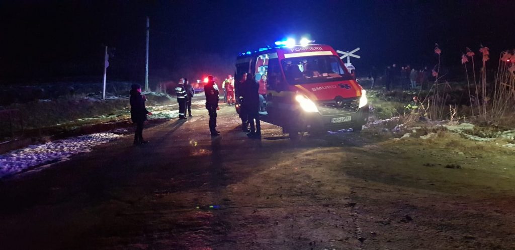 Tragedie în judeţul Bistriţa-Năsăud. Doi fraţi de 13 şi 15 ani au murit după ce maşina în care se aflau a fost lovită în plin de un tren
