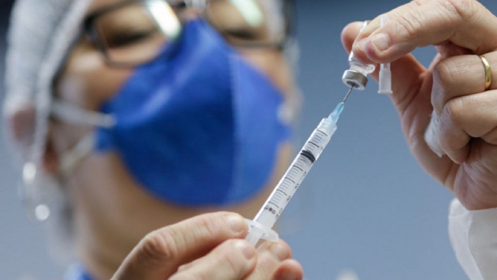Un asistent din Italia, prins că lua șpagă pentru vaccinări fictive. Câți bani le cerea oamenilor