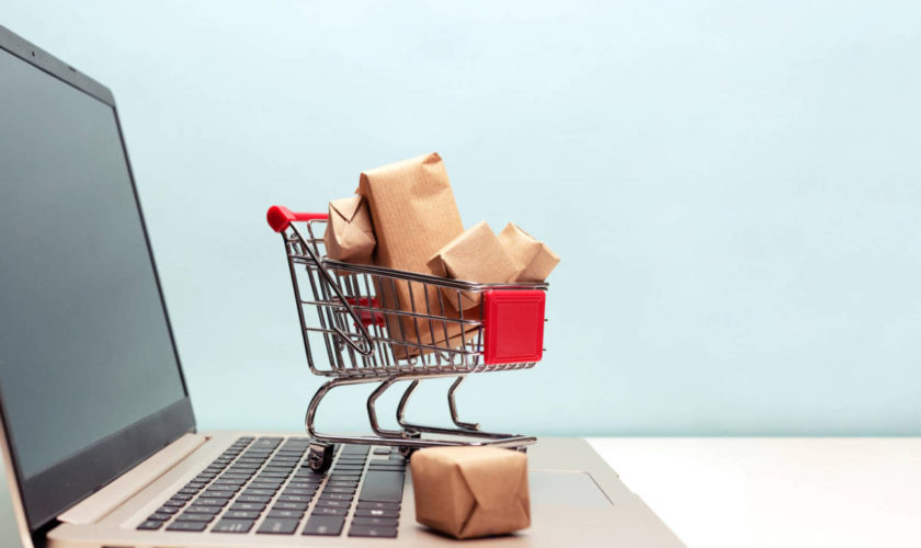 Copil de doi ani, cumpărături de 2000$ de pe telefonul mamei. Cum au reacționat părinții la vederea coletelor