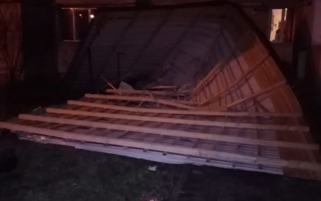 Vântul a făcut ravagii în Piatra Neamț, noaptea trecută. Mai multe acoperișuri au fost smulse de pe blocuri
