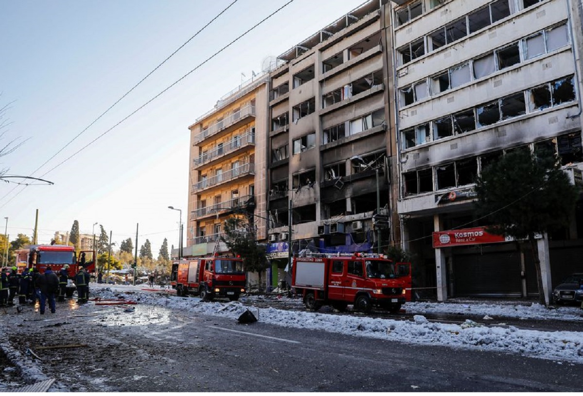 Explozie puternică în capitala Greciei, urmată de un incendiu. Deflagrația a distrus mai multe clădirilor, iar o persoană a fost rănită
