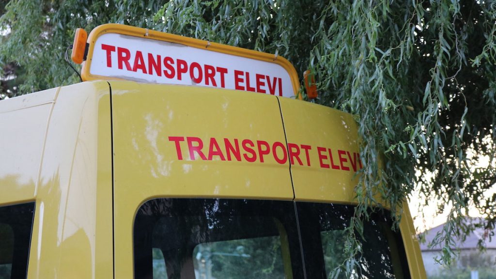 Scene uluitoare în Lugoj. Câteva eleve dansează pe manele pe bordul unui autobuz. Părinții acuză: „Şoferul le lasă”