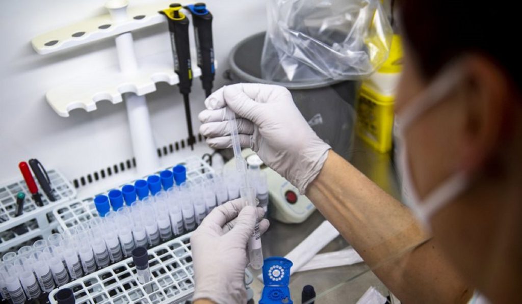 O nouă variantă de coronavirus a fost descoperită în Franța. Tulpina are 46 de mutații. Ce spun cercetătorii