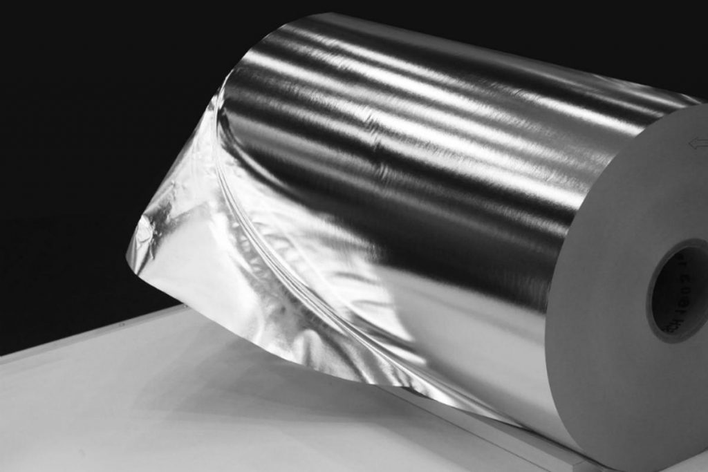 Folia de aluminiu ajută la creșterea florilor din casă. Trucul pe care puține gospodine îl mai știu