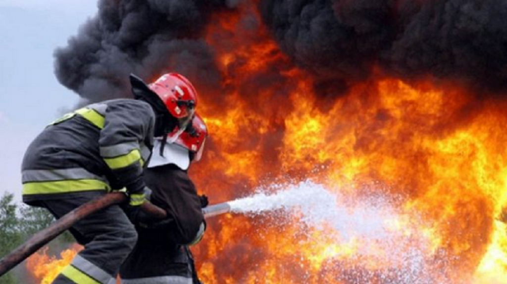 Locomotivă care transportă îngrăşăminte chimice, în flăcări, în depoul de la Brazi. E pericol de explozie. Trenurile au întârzieri de zeci de minute