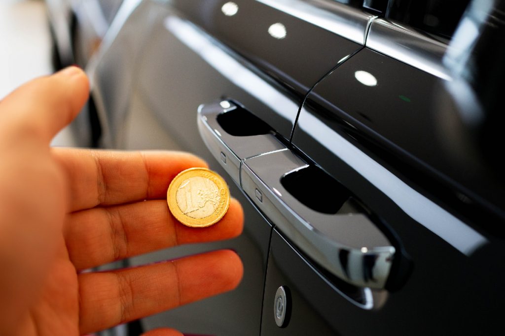 Metoda Moneda, trucul care te lasă fără bunurile din maşină. Cum reuşesc hoţii să deschidă portierele cu un minim de efort