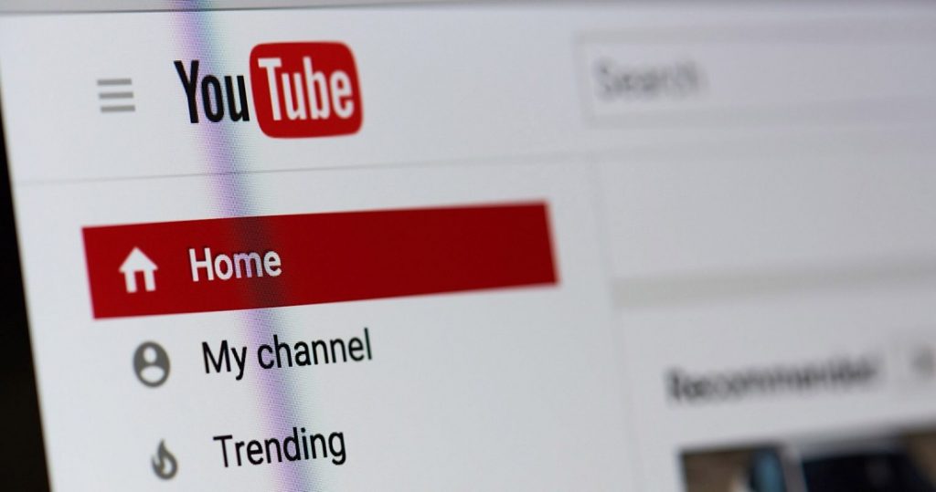 Acuzații la adresa YouTube. Este principalul canal de știri false, spun verificatorii de fapte