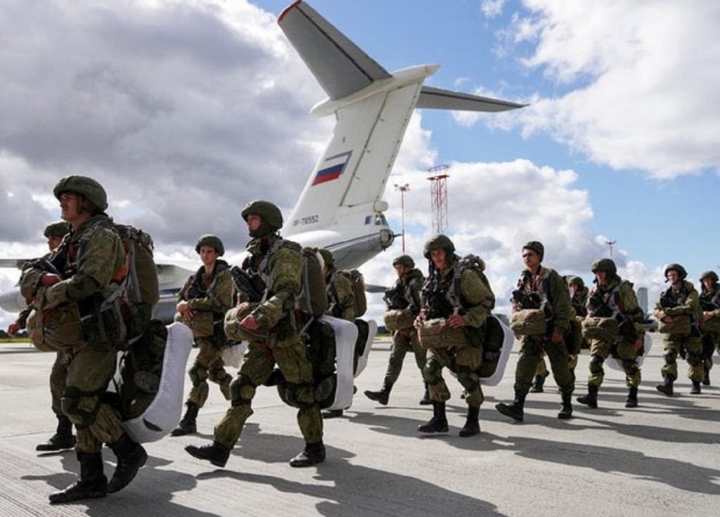 Rusia continuă să mute avioane de luptă în Belarus pentru exerciții comune. Moscova se pregătea pentru discuții despre Ucraina, la Paris