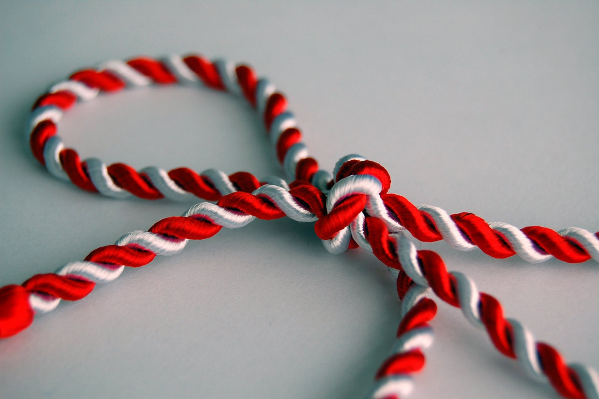 Ce reprezintă Mărțișorul și care este motivul pentru care se folosesc culorile alb și roșu