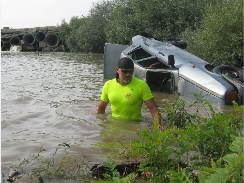 Cum să te salvezi când plonjezi cu mașina în apă. Dan Dumitru te învață ce să faci în situații de criză. EXCLUSIV/ Partea a doua