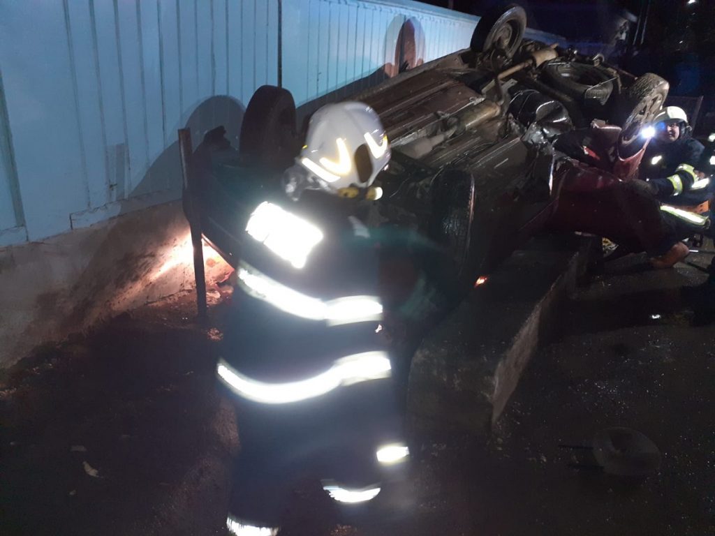 Accident grav în Vaslui. Pericol de explozie după ce o mașină a lovit un cap de pod și s-a răsturnat în șanț