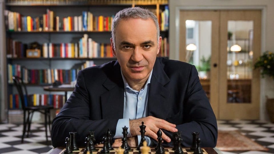 Poate Rusia să încercuiască Kievul? Ce spune marele maestru de șah, disidentul Garry Kasparov