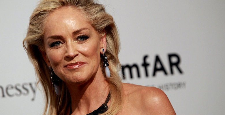 Are 63 de ani, dar nu îi arată. Sharon Stone a pozat senzual fără reţineri. Foto