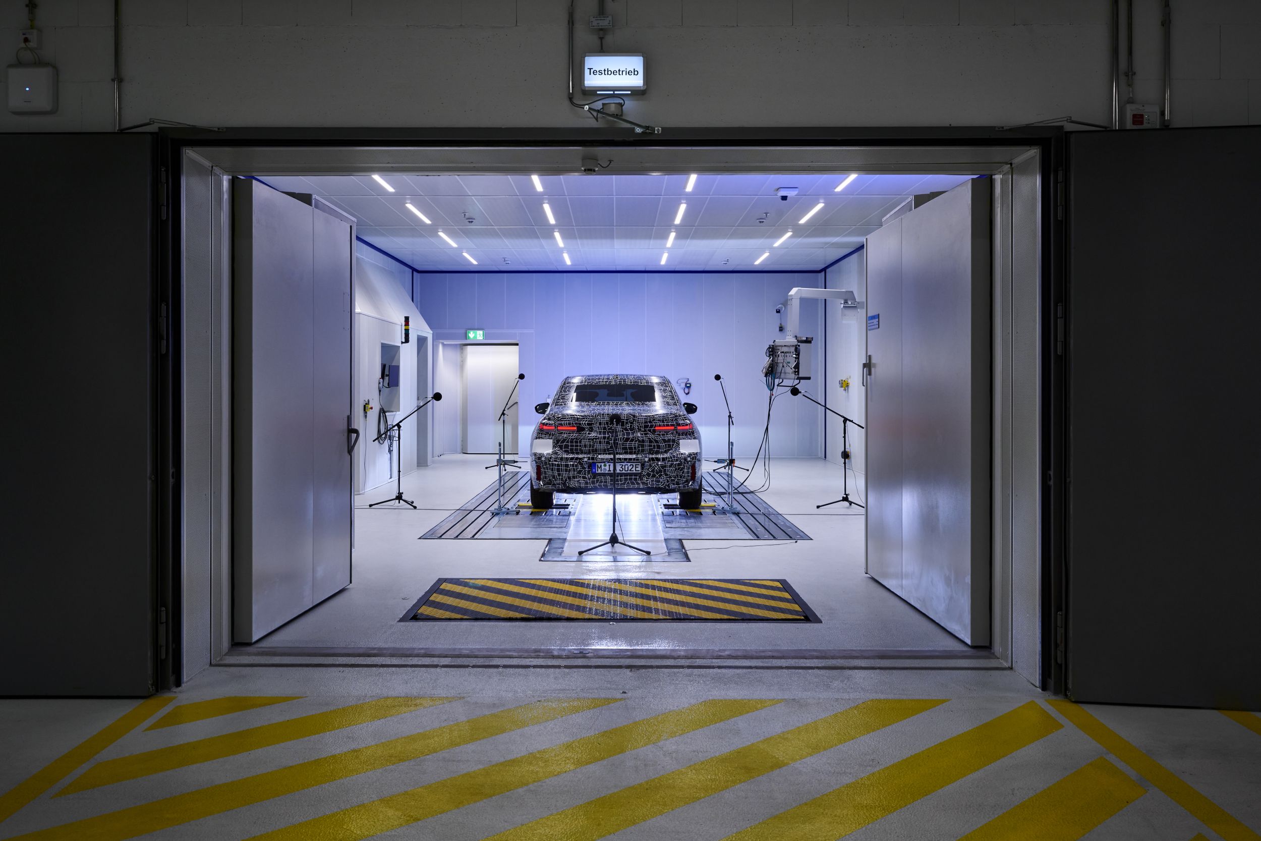 BMW i7 a ajuns la testele de sunet. Se fac reglajele finale pentru zgomotul motorului și confortul aeroacustic