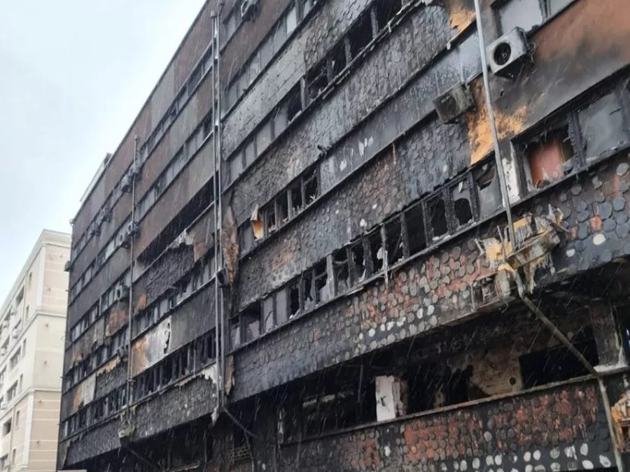 Blocul din Constanța distrus în incendiu, lăsat fără pază. Locatarii se tem că hoții vor fura totul din case