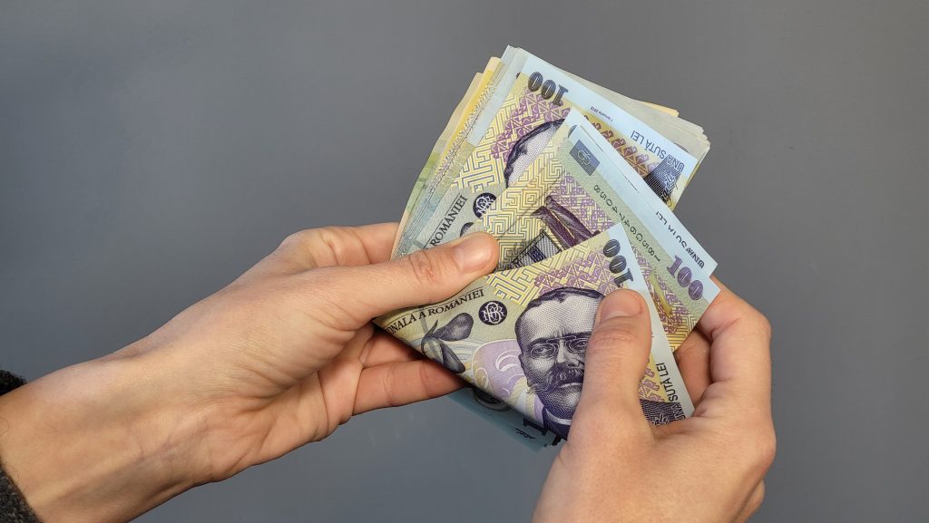 Câți bani câștigă un rezervist militar. Suma intră pe card, deși stă acasă