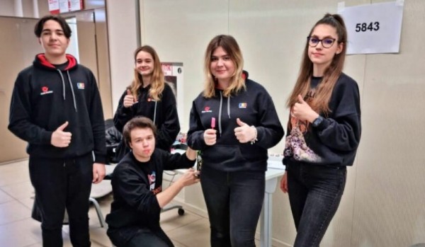 Ce au fost obligaţi să facă elevii români prezenţi la un concurs de robotică din Rusia. E strigător la cer