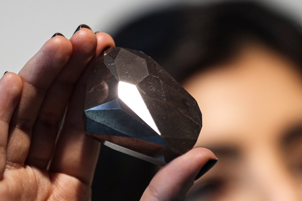 Cel mai mare diamant negru din lume, care ar proveni din spațiu, și-a găsit un nou proprietar. Suma uriașă cu care s-a vândut