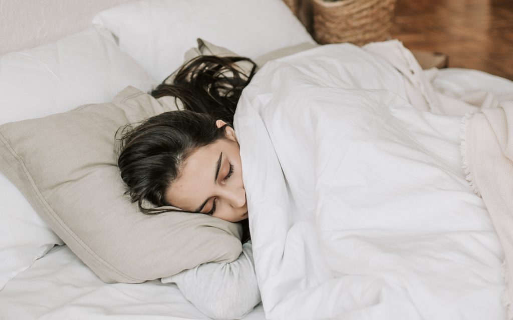 Cum să adormi într-un minut. Formula asta face furori, trebuie să o încerci