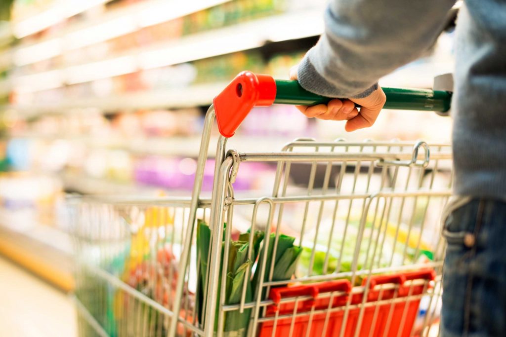 Cum să iei un cărucior la supermarket dacă nu ai o monedă la îndemână. Descoperirea făcută de români