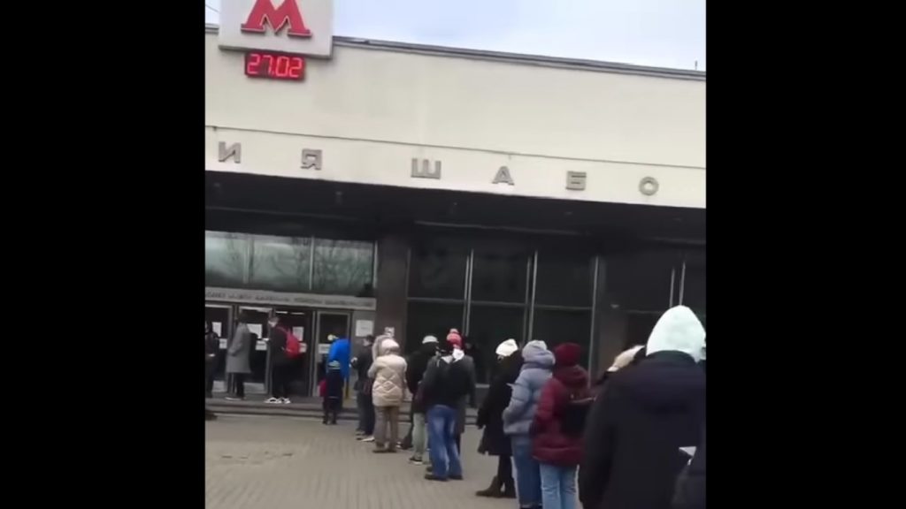 Imaginile disperării. Rușii stau la coadă la bancomate pentru a scoate bani, după sancţiunile date Rusiei