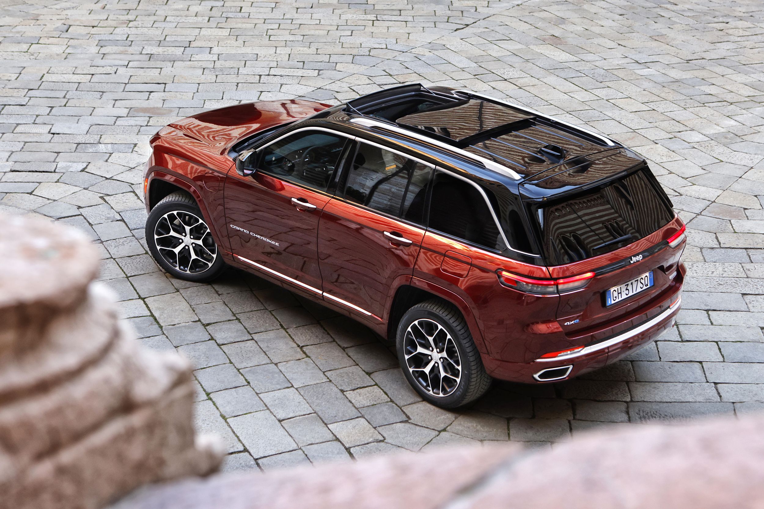 Jeep lansează pe piața europeană versiunea hibrid plug-in pentru Grand Cherokee. SUV-ul american dispune de 380 CP