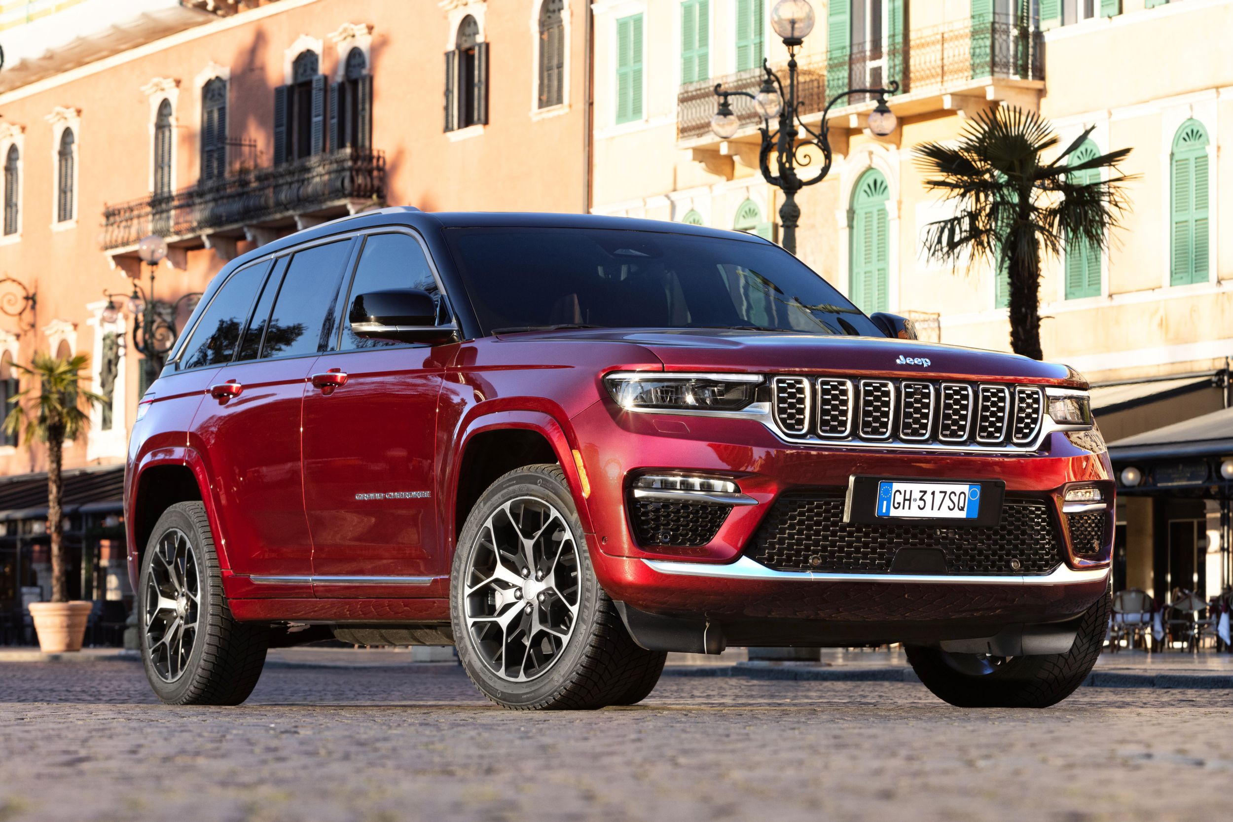 Jeep lansează pe piața europeană versiunea hibrid plug-in pentru Grand Cherokee. SUV-ul american dispune de 380 CP