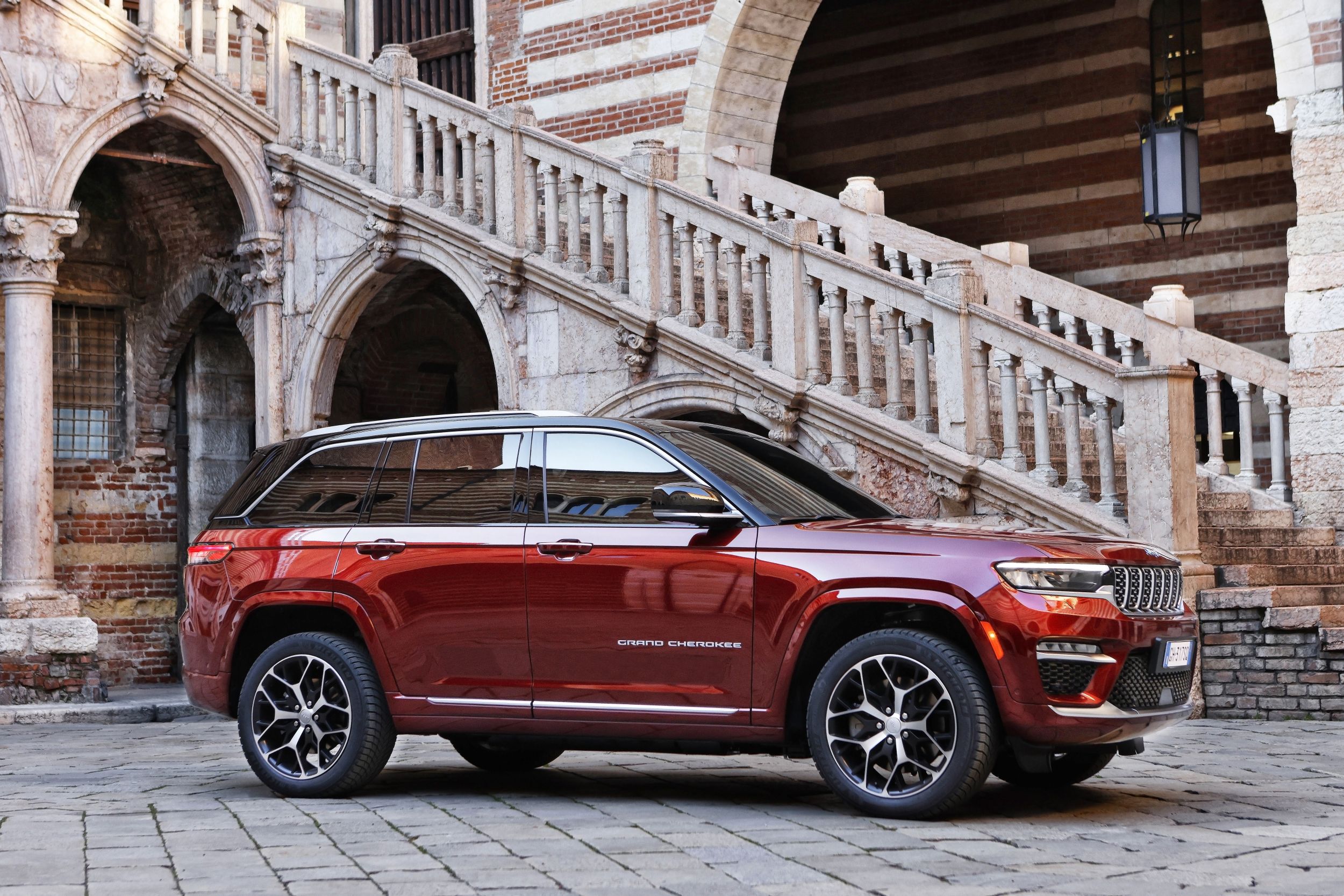 Jeep lansează pe piața europeană versiunea hibrid plug-in pentru Grand Cherokee. SUV-ul american dispune de 380 CP