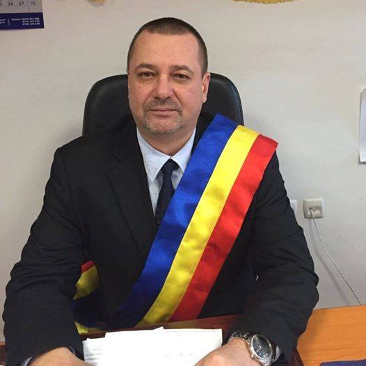 Primar prins beat la volan chiar in fata primariei