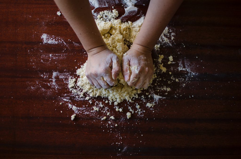 Reţetă de brânzoaice. Ingredientul pus de moldovence în umplutură care schimbă tot