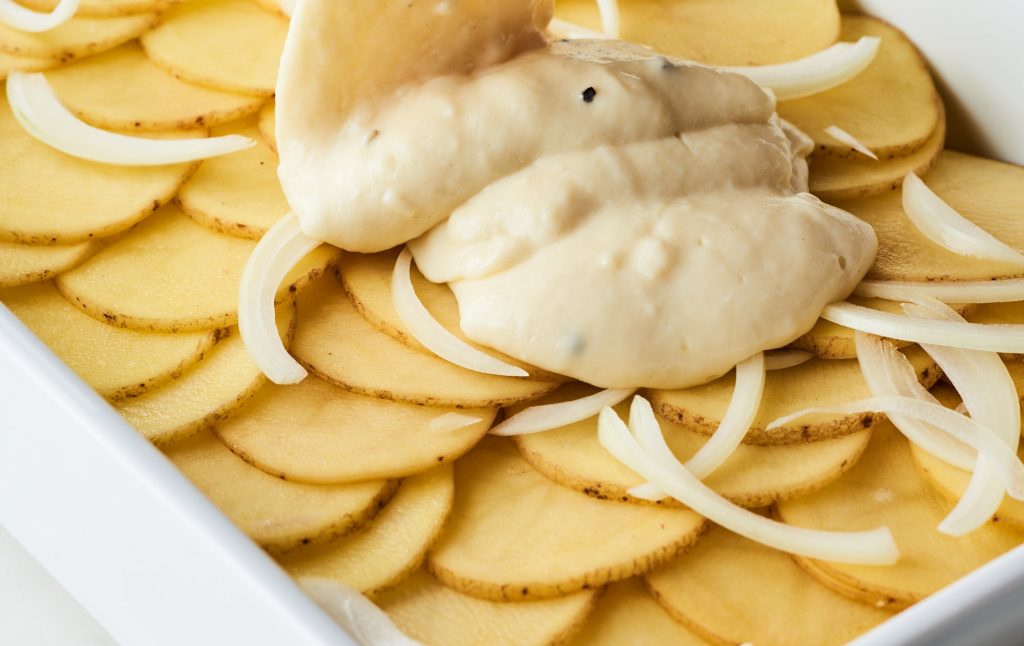 Secretul cartofilor gratinați. Ce să faci cu ei înainte să-i pui în cuptor