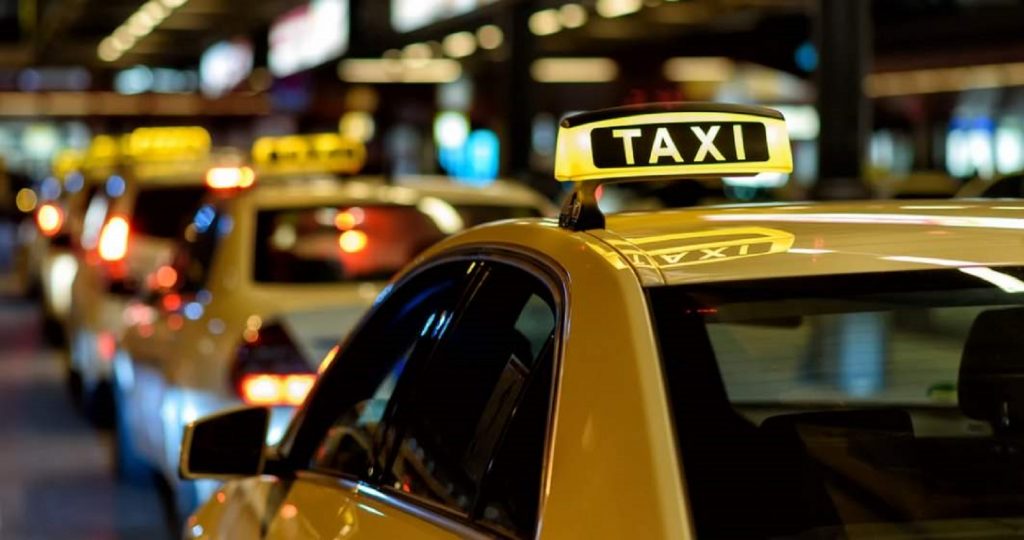 Lege clară pentru taximetrişti. Cu ce vor trebui să doteze maşinile. Altfel nu vor trece de RAR