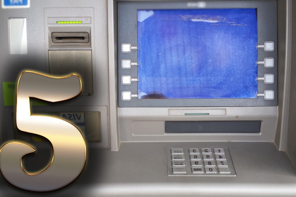 Uită-te atent la tastatura bancomatului înainte să scoți bani. Verifică numărul 5, cardul poate rămâne gol