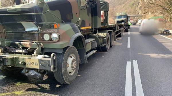Un convoi NATO a făcut accident pe Valea Oltului. Trei vehicule cu militari americani, implicate