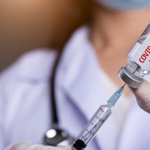 Vaccinarea se va face, în curând, doar la medicii de familie. „Nu închidem centrele fără să avem alternativa”