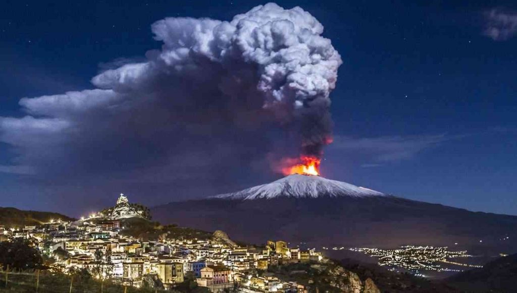 Vulcanul Etna din Italia a erupt din nou. Fluviu de lavă şi val de fum şi cenuşă pe mai bine de 10 km Video