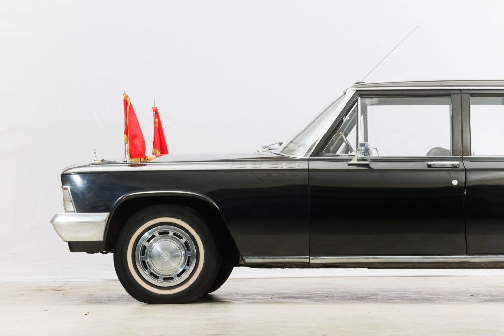 Pentru nostalgici: o limuzină prezidențială din vremea URSS poate fi cumpărată la licitație. Care e prețul de pornire pentru Zil 114