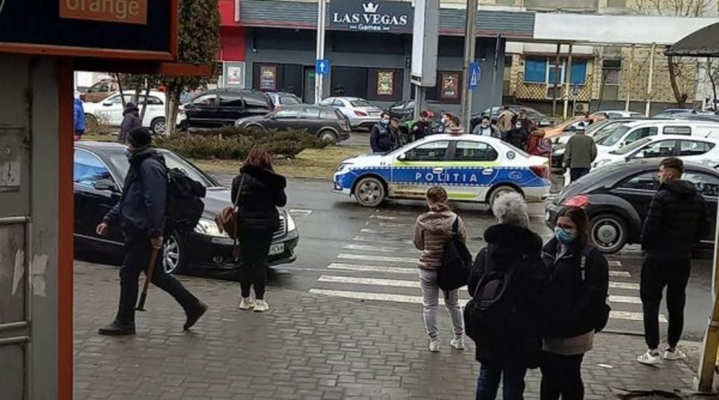 Nu învăţăm nimic din greşeli. O maşină de poliţie a lovit un copil pe o trecere de pietoni din Bacău