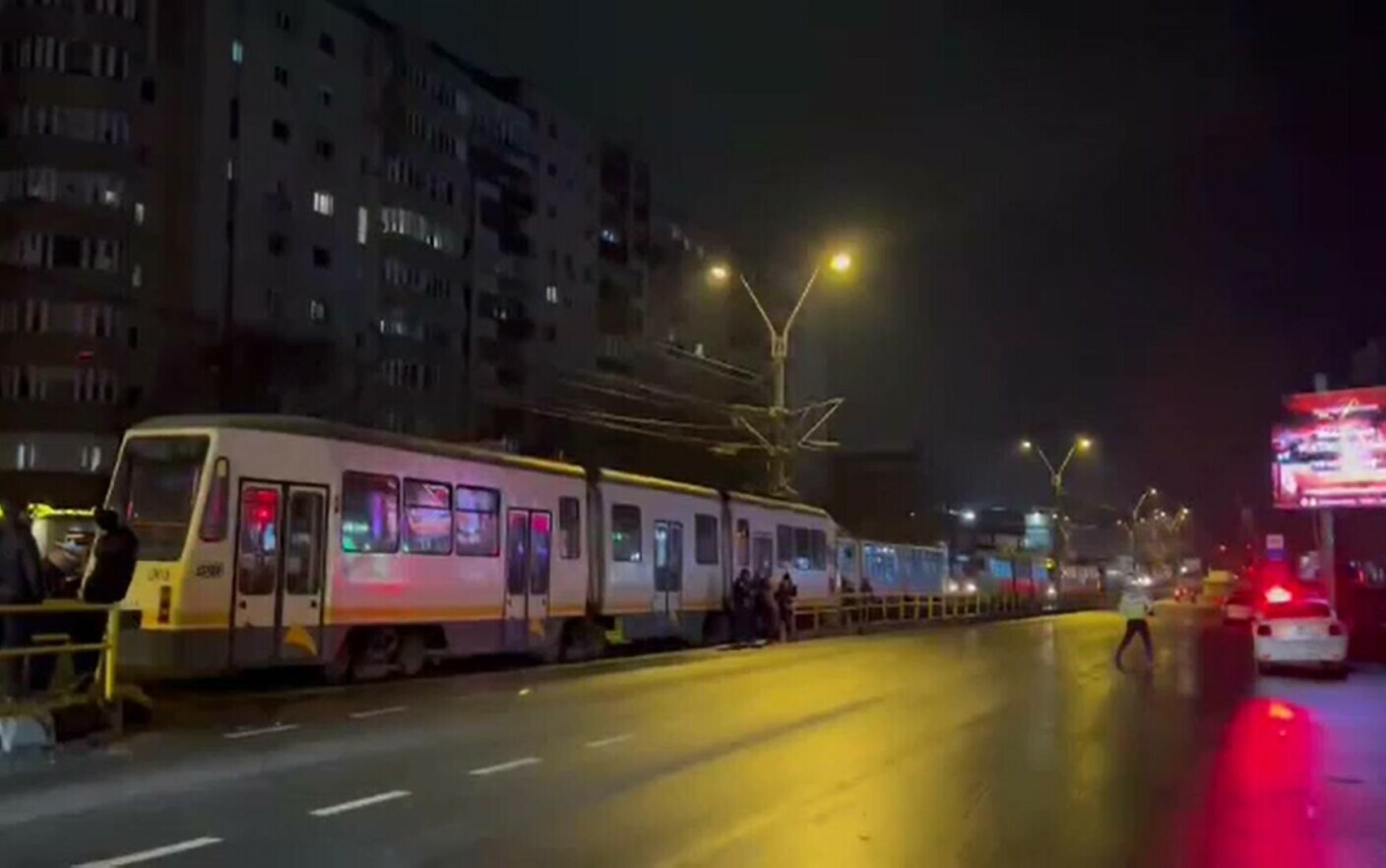 La un pas de tragedie pe Podul Grand din Bucuresti. Un barbat a cazut sub un tramvai