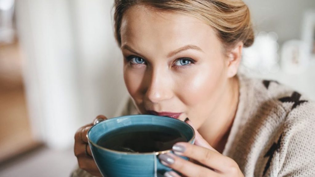 Băuturile care te ajută să ai un somn odihnitor. Ce ar trebui să consumi seara, de fapt