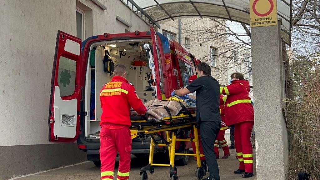 Un copil de doi ani a căzut de la etajul trei al unui bloc din Botoșani. În casă se mai aflau trei adulți
