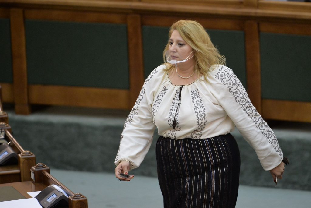 Un nou scandal în Parlament. ”Cămașa de forță e disponibilă, inclusiv pentru doamna Șoșoacă”. Pe cine a enervat senatoarea